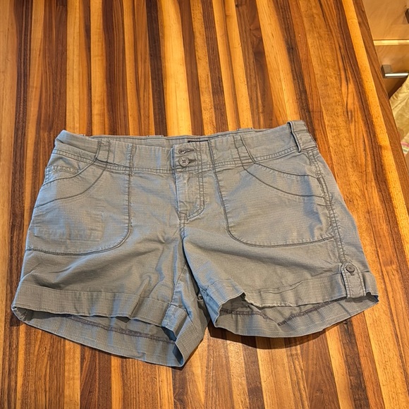 The North Face Women's Gray Cargo Shorts - Picture 1 of 8
